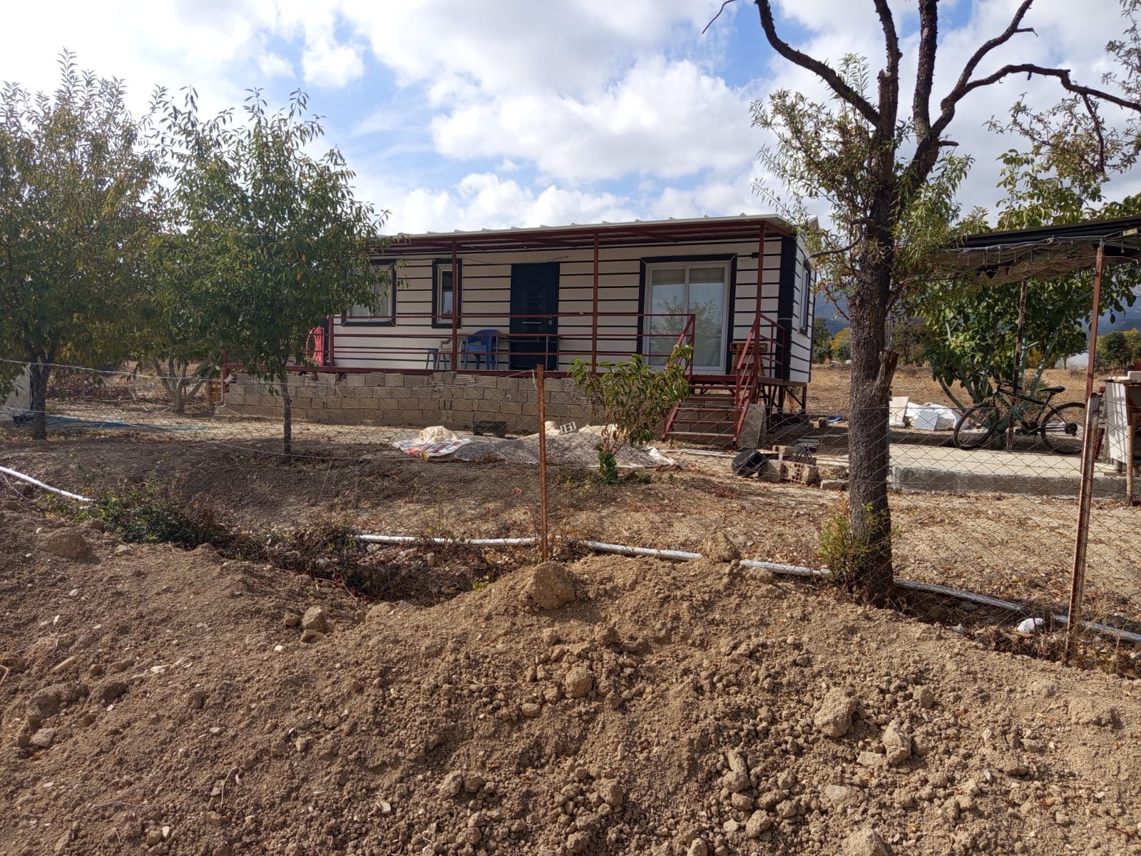 KORKUTELİ YEŞİLYAYLA MAH. 420 M2 ARSA İÇİNDE SATILIK PRAFABRİK EV